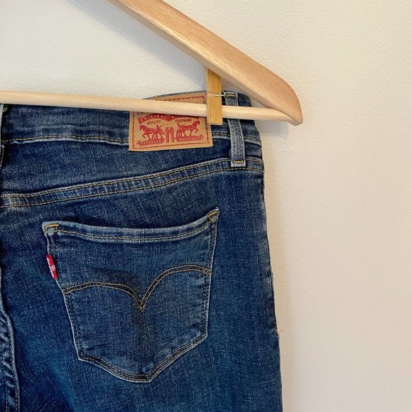 Mid Blue Levi's 711 Jeans - Picture 3 of 4